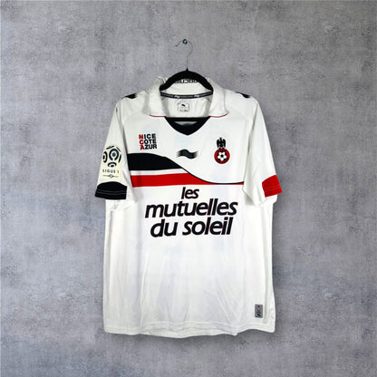 Vue de face du maillot blanc OGC Nice 2011/12 avec vague rouge et noire et sponsor Mutuelles du Soleil.