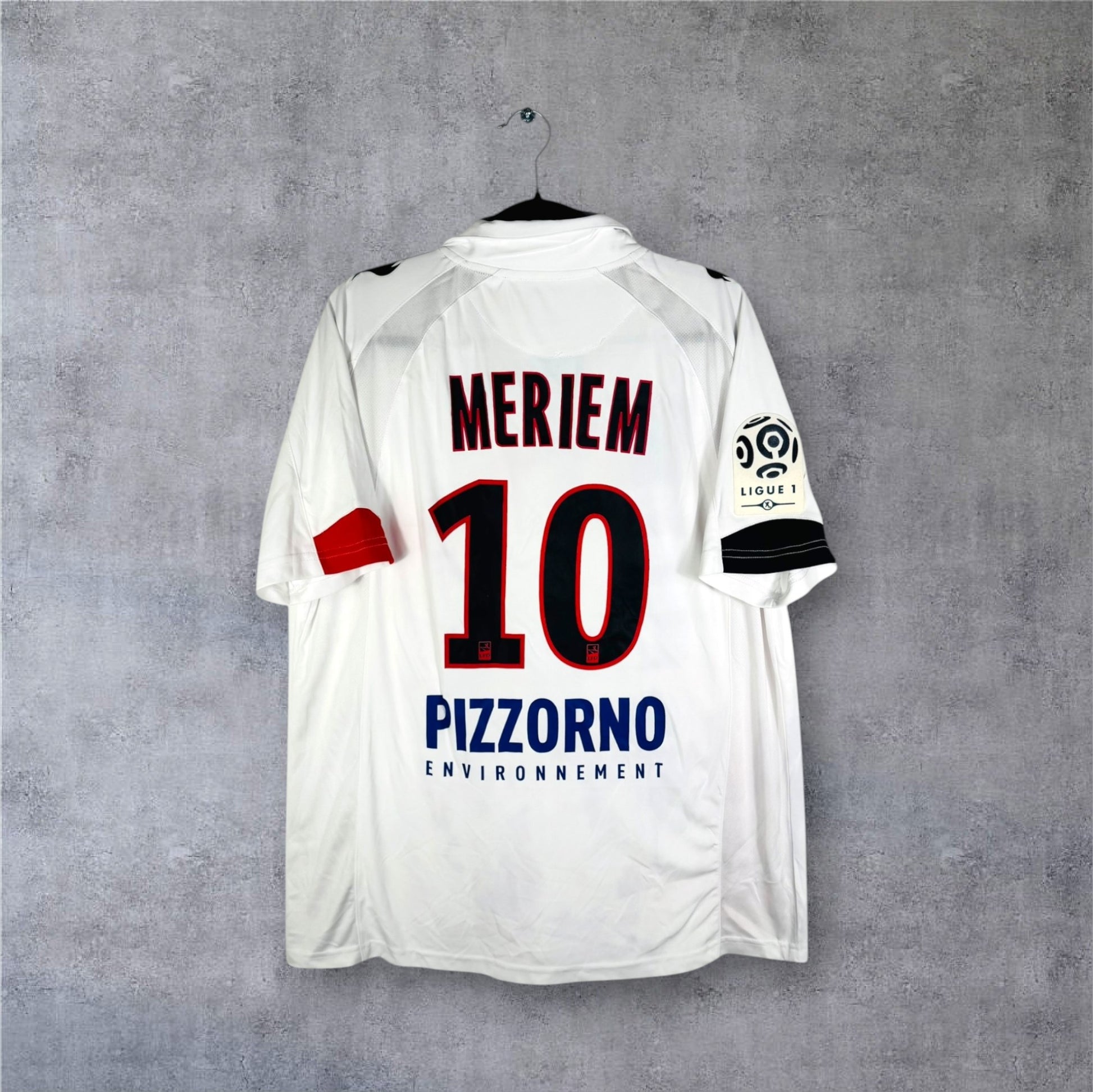 Flocage officiel noir et rouge MERIEM numéro 10 et sponsor Pizzorno sur maillot Nice.