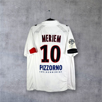 Flocage officiel noir et rouge MERIEM numéro 10 et sponsor Pizzorno sur maillot Nice.