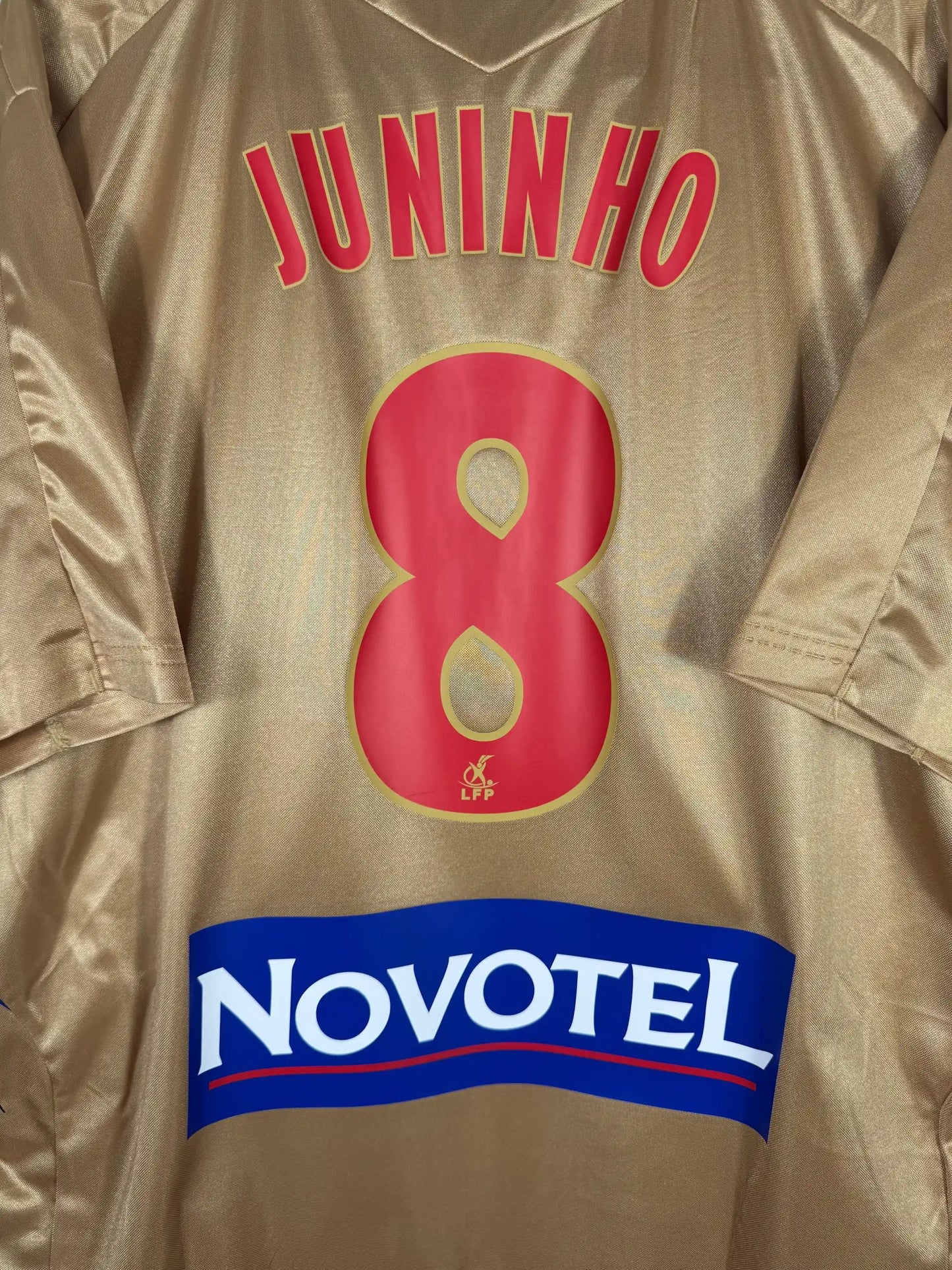 Détail flocage Juninho N°8 et sponsor Novotel groupe Accor sur maillot OL extérieur 2007-2008 capitaine emblématique de l'ère dorée Lyonnaise