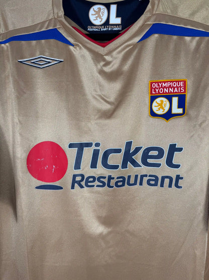 Détail sponsor Ticket Restaurant écusson Olympique Lyonnais et double diamant Umbro sur maillot extérieur 2007-2008 ère dorée 7 titres consécutifs