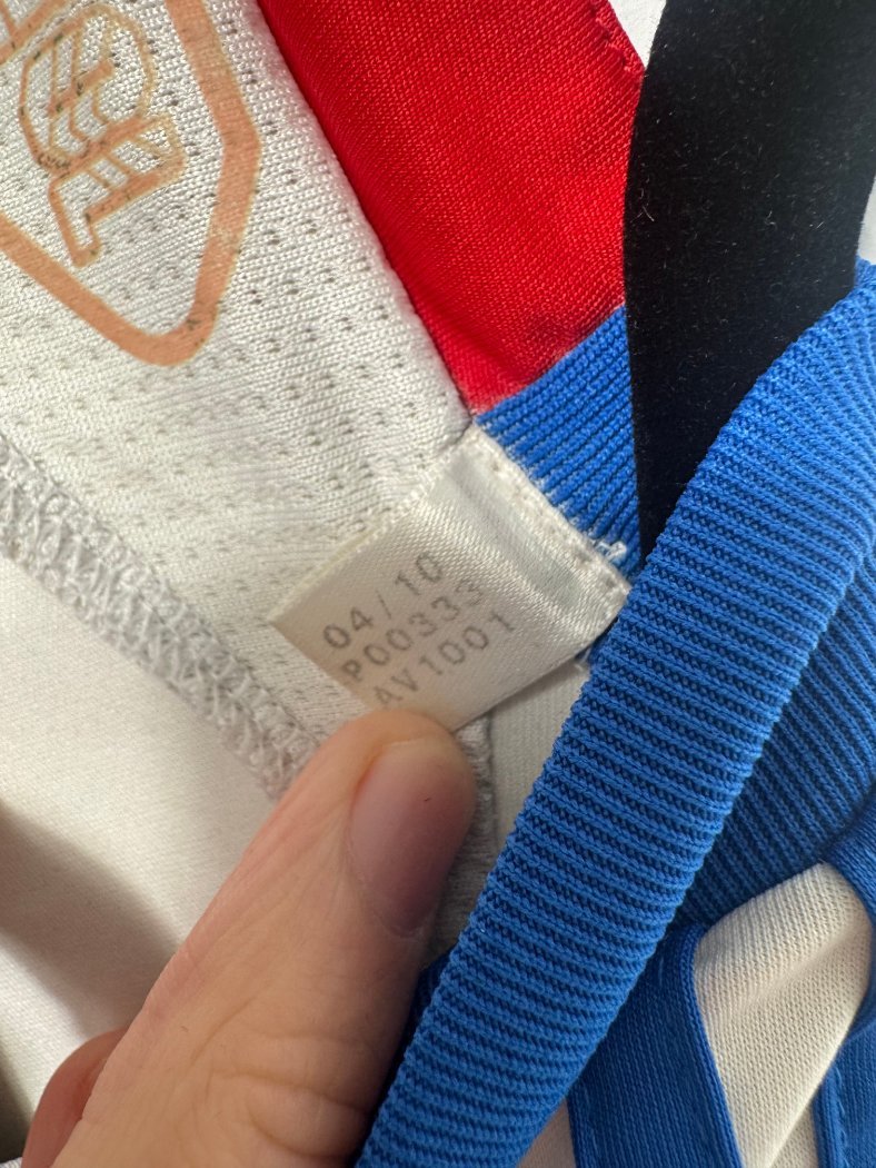 Étiquette d'authenticité avec code Adidas P00333 prouvant l'originalité du maillot