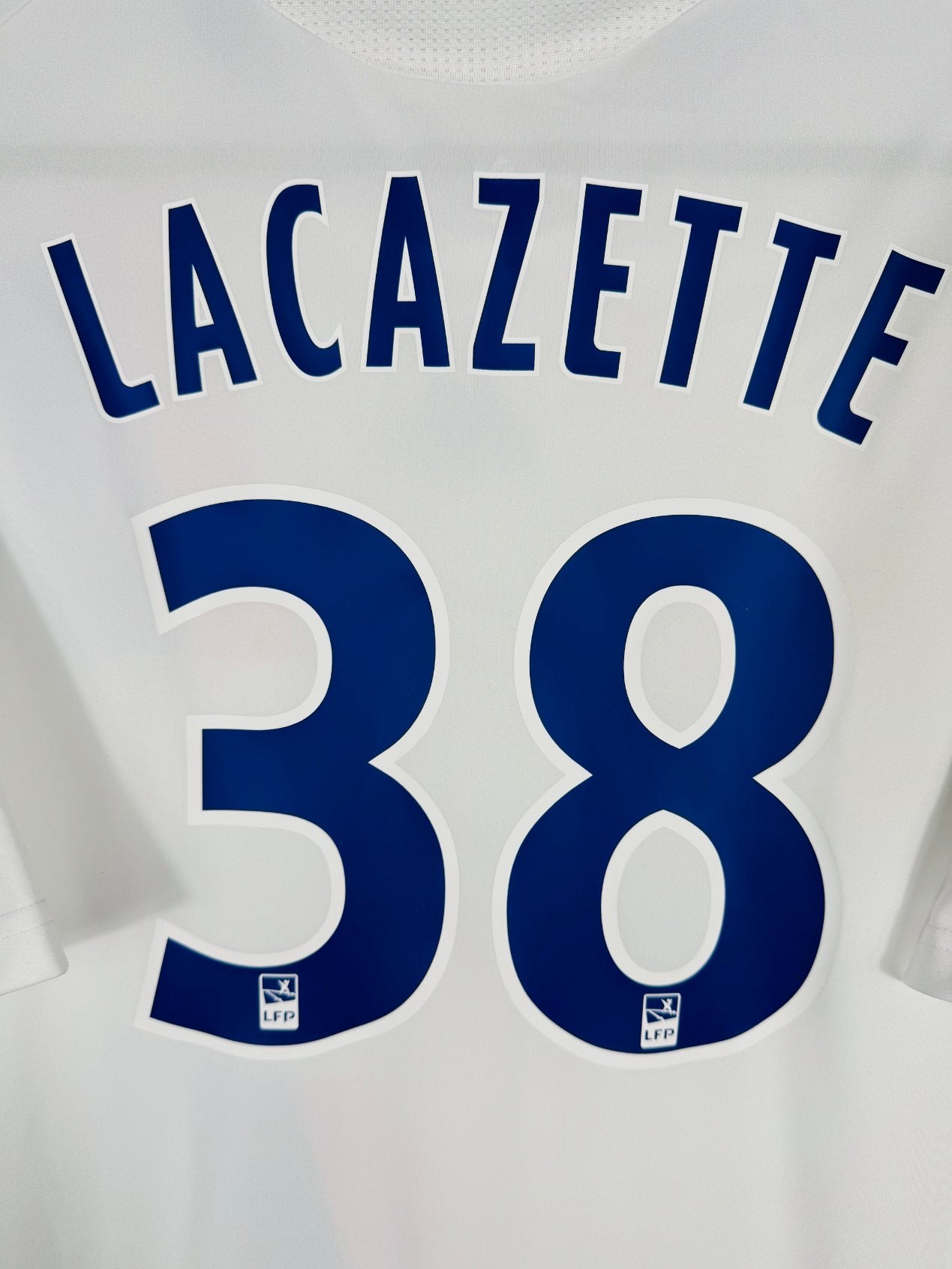 Détail de la typographie du flocage sur le numéro 39 d'Alexandre Lacazette
