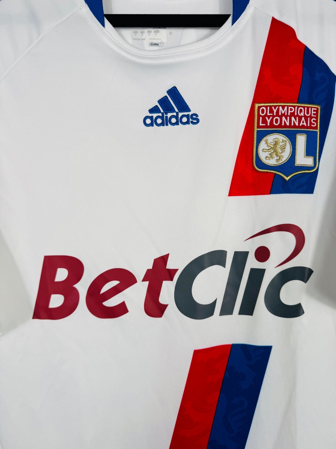 Détail de l'écusson de l'OL et du logo Adidas