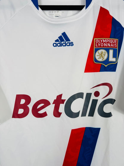 Détail de l'écusson de l'OL et du logo Adidas