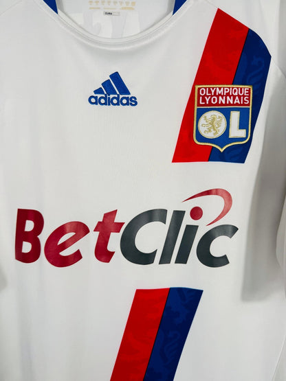 Détail de l'écusson de l'OL avec les lions et du logo Adidas