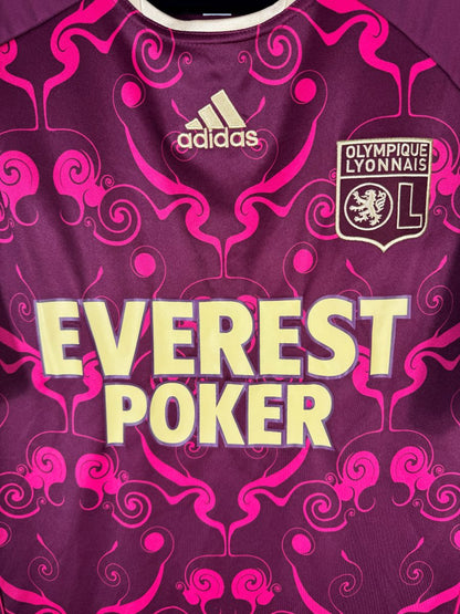 Écusson Olympique Lyonnais brodé fil doré sur le maillot extérieur 2010-2011 de Lisandro
