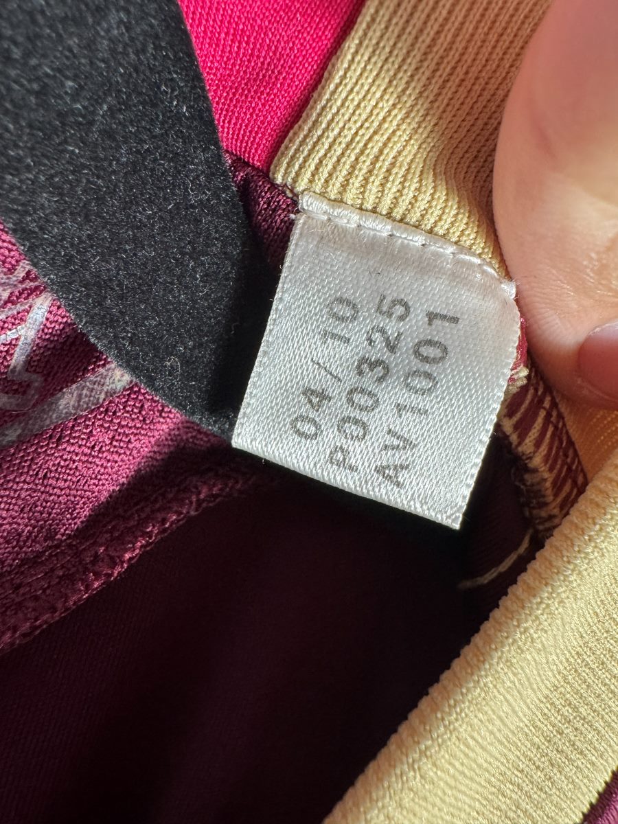 Étiquette adidas 04/10 et code d'authenticité P00325 du maillot OL 2010-2011 extérieur