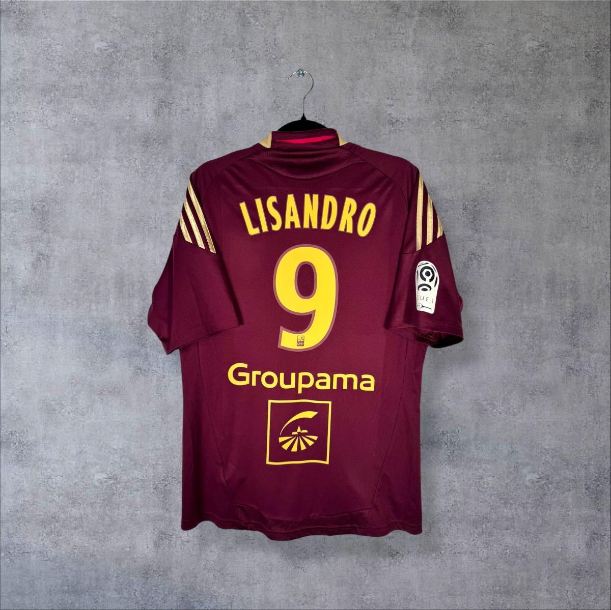 Dos du maillot OL 2010-2011 extérieur bordeaux avec flocage LISANDRO N°9 et sponsor Groupama
