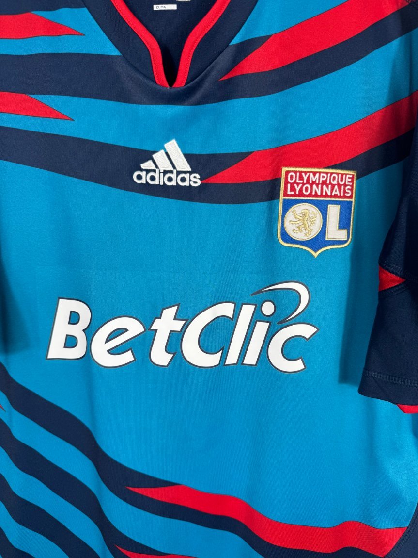 Détail de l'écusson de l'OL et du logo Adidas