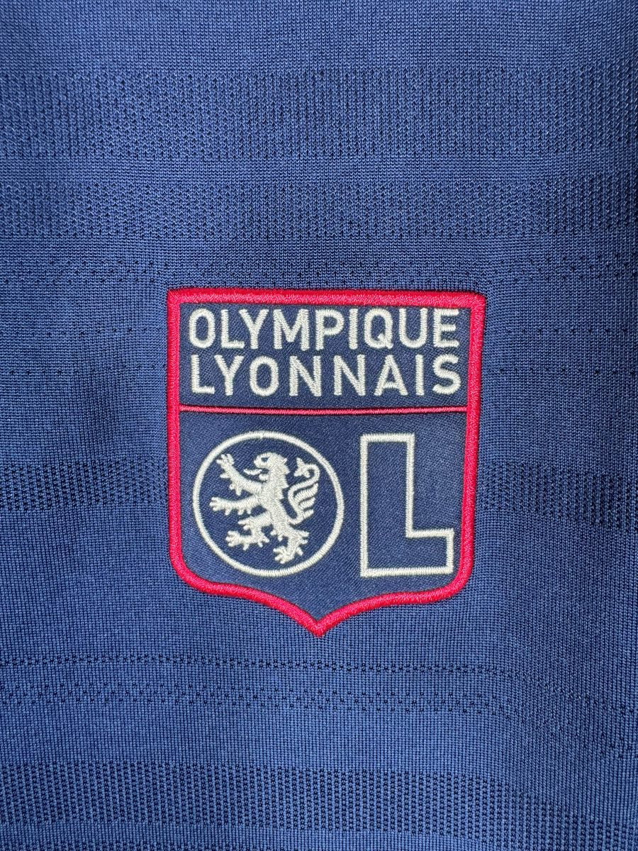 Détail de l'écusson brodé Olympique Lyonnais sur le maillot extérieur 2011-2012 manches longues