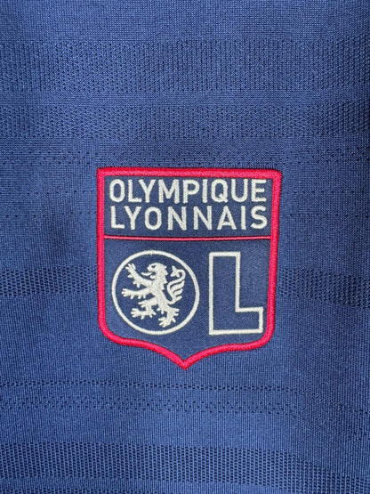Détail de l'écusson brodé Olympique Lyonnais sur le maillot extérieur 2011-2012 manches longues