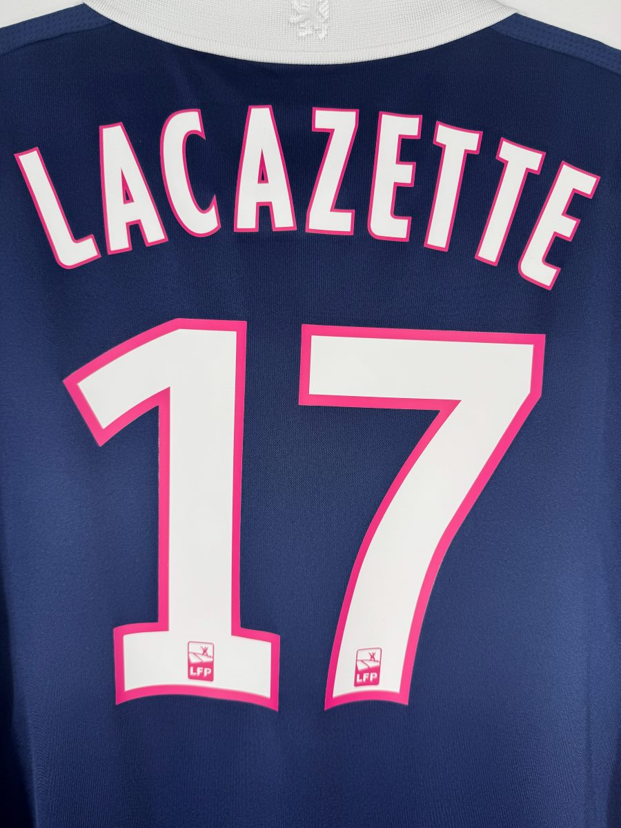 Détail du flocage Lacazette N°17 rose et blanc avec logos LFP, maillot OL 2011-2012