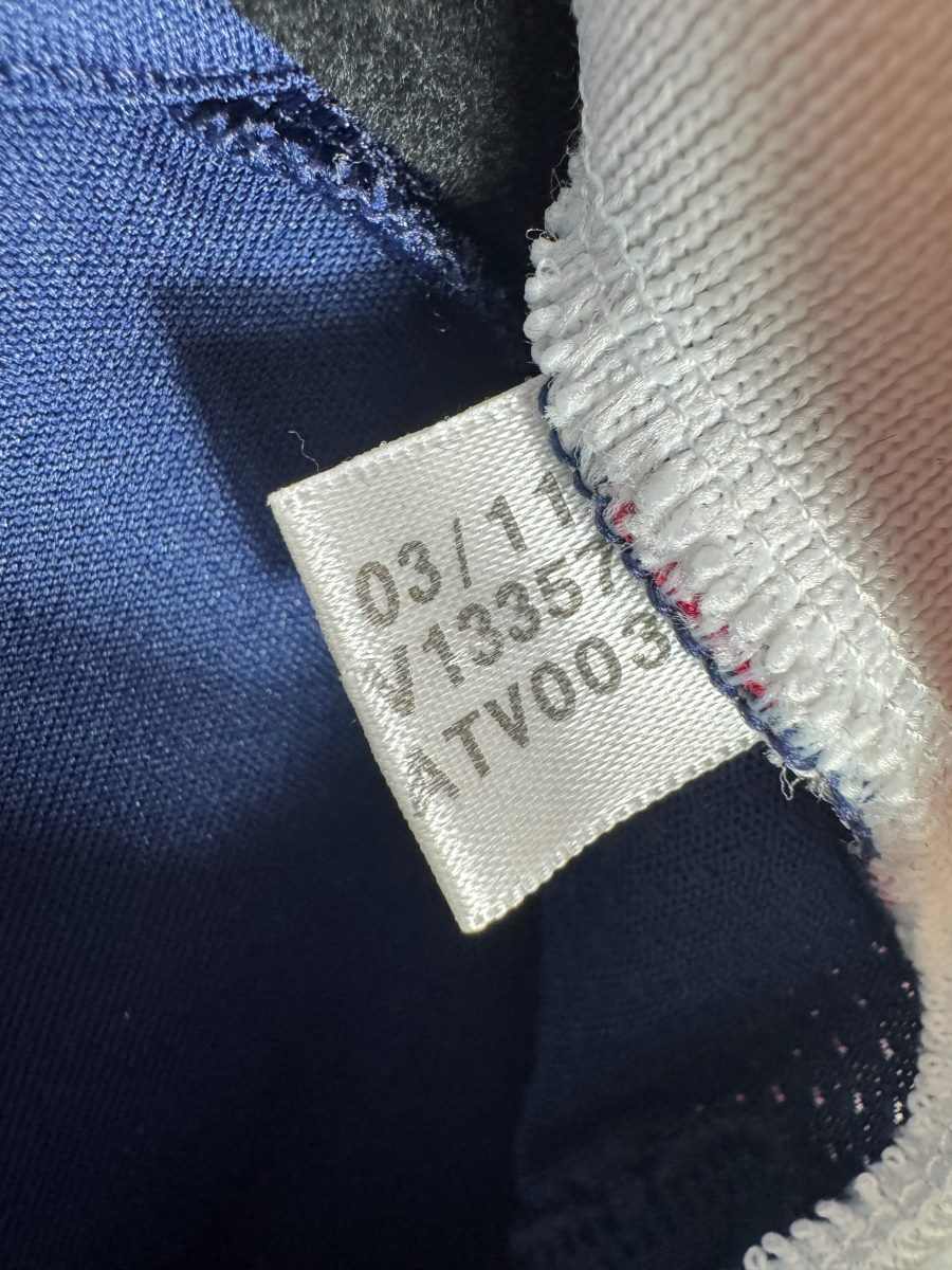 Étiquette intérieure adidas d'origine datée 03/11 du maillot OL 2011-2012 extérieur