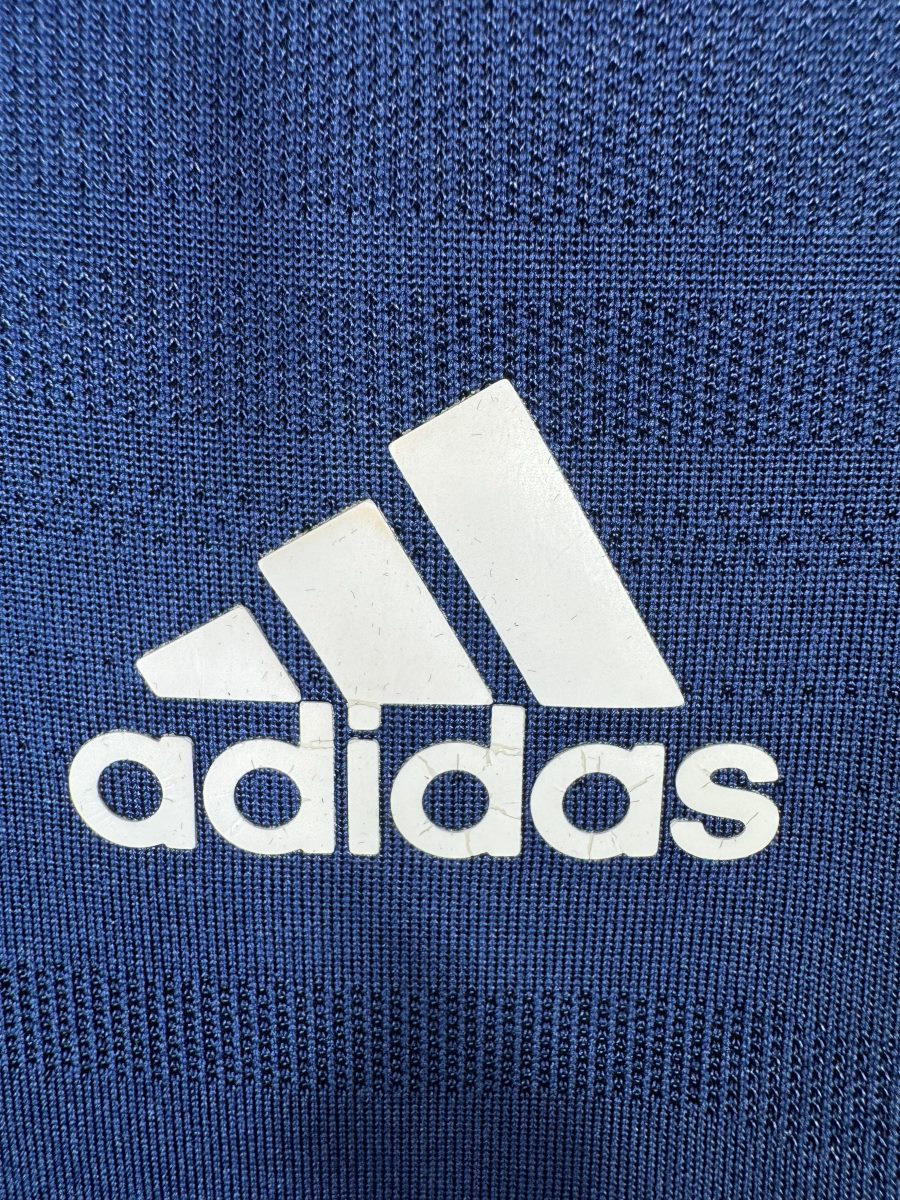 Léger craquèlement sur le logo adidas floqué, maillot OL 2011-2012 extérieur manches longues