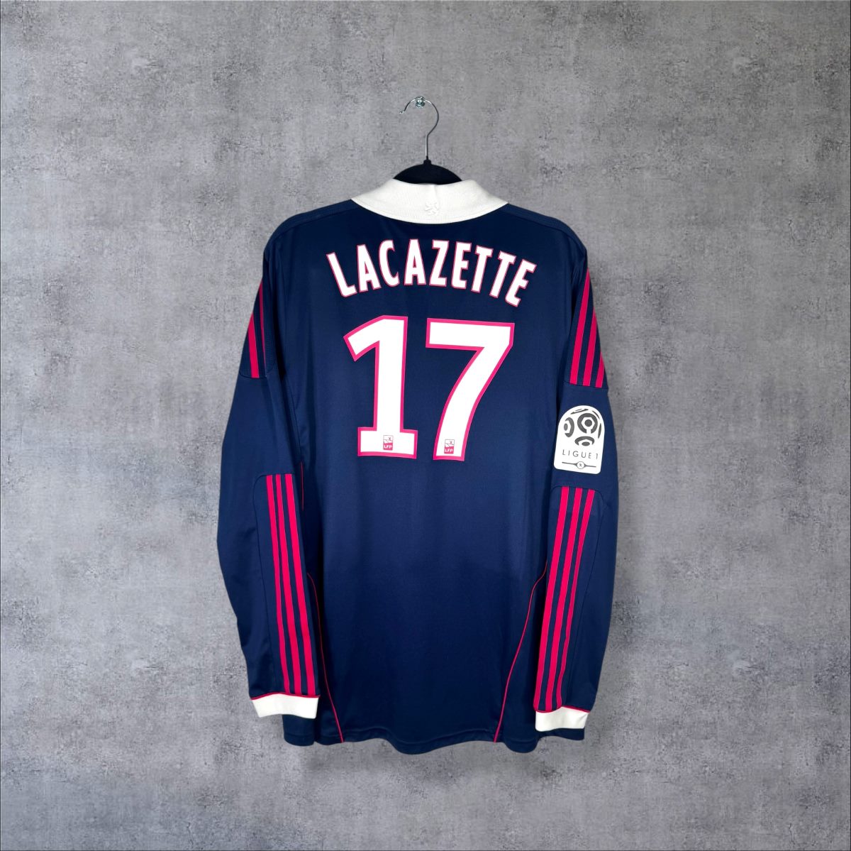 Dos du maillot OL 2011-2012 extérieur manches longues avec flocage Lacazette N°17 et patch Ligue 1