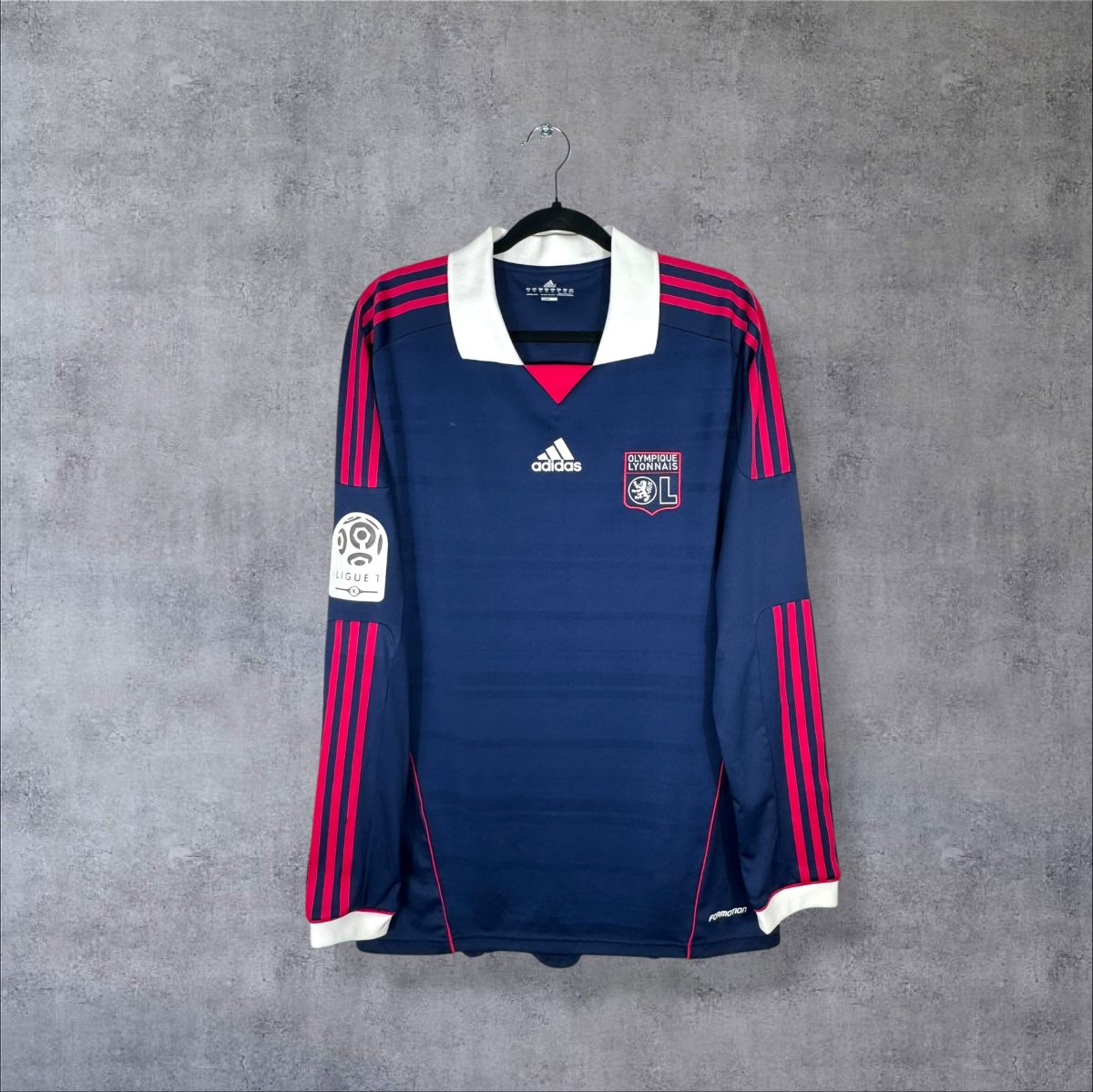 Face du maillot OL 2011-2012 extérieur manches longues bleu marine adidas Formotion sans sponsor