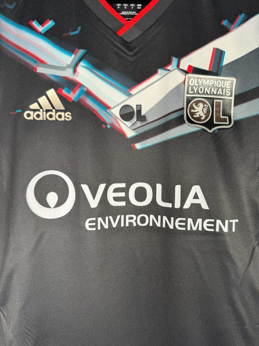 Détail du blason Olympique Lyonnais, du logo adidas et du sponsor Veolia sur le third 2012-2013
