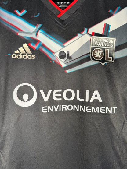 Détail du blason Olympique Lyonnais, du logo adidas et du sponsor Veolia sur le third 2012-2013