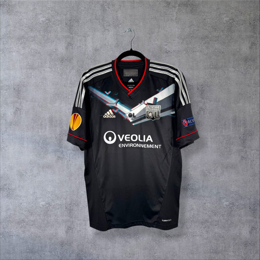 Face du maillot OL 2012-2013 third adidas avec sponsor Veolia Environnement et patch Europa League