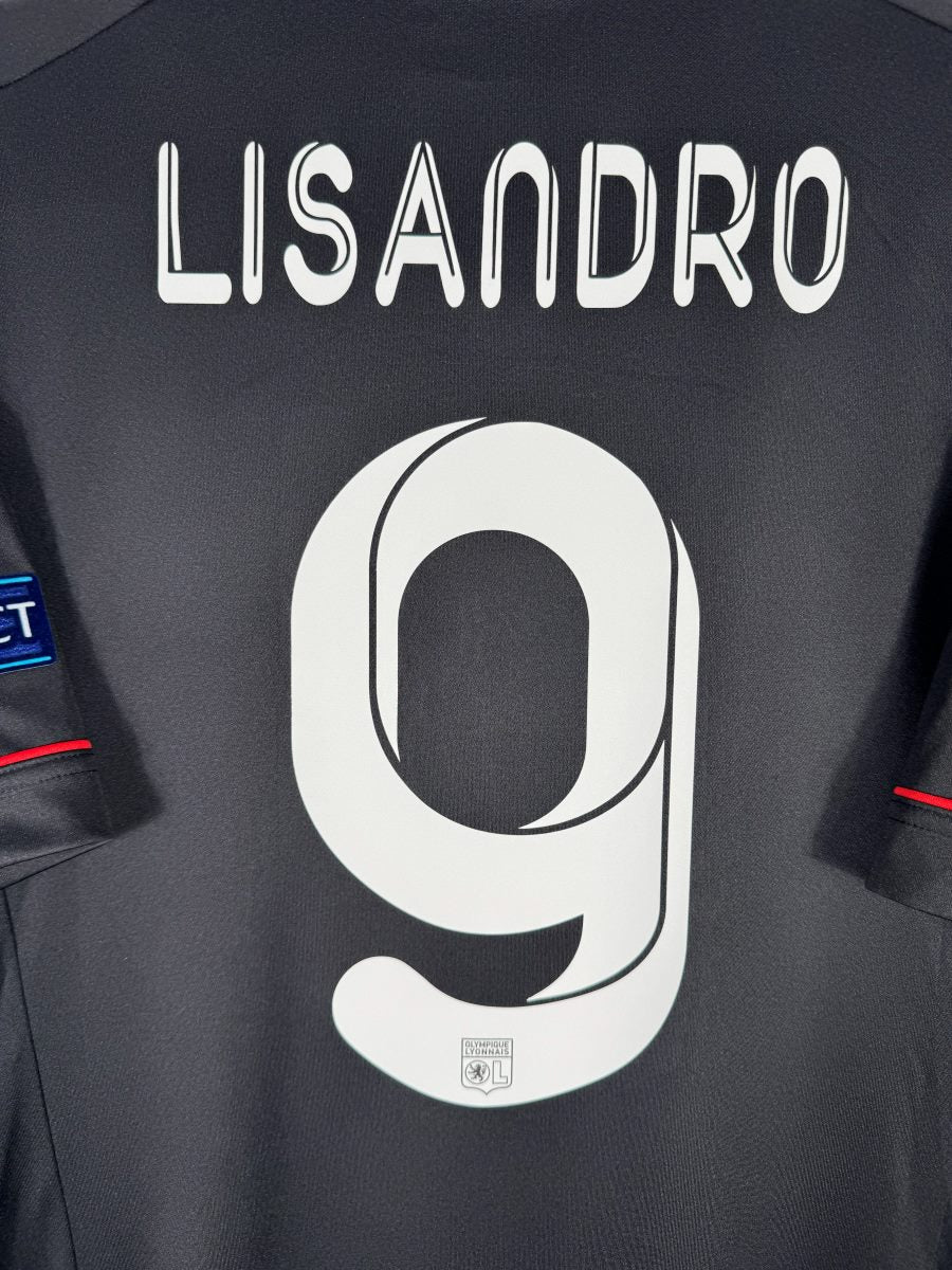 Gros plan du flocage Lisandro N°9 blanc avec blason OL sur le third 2012-2013