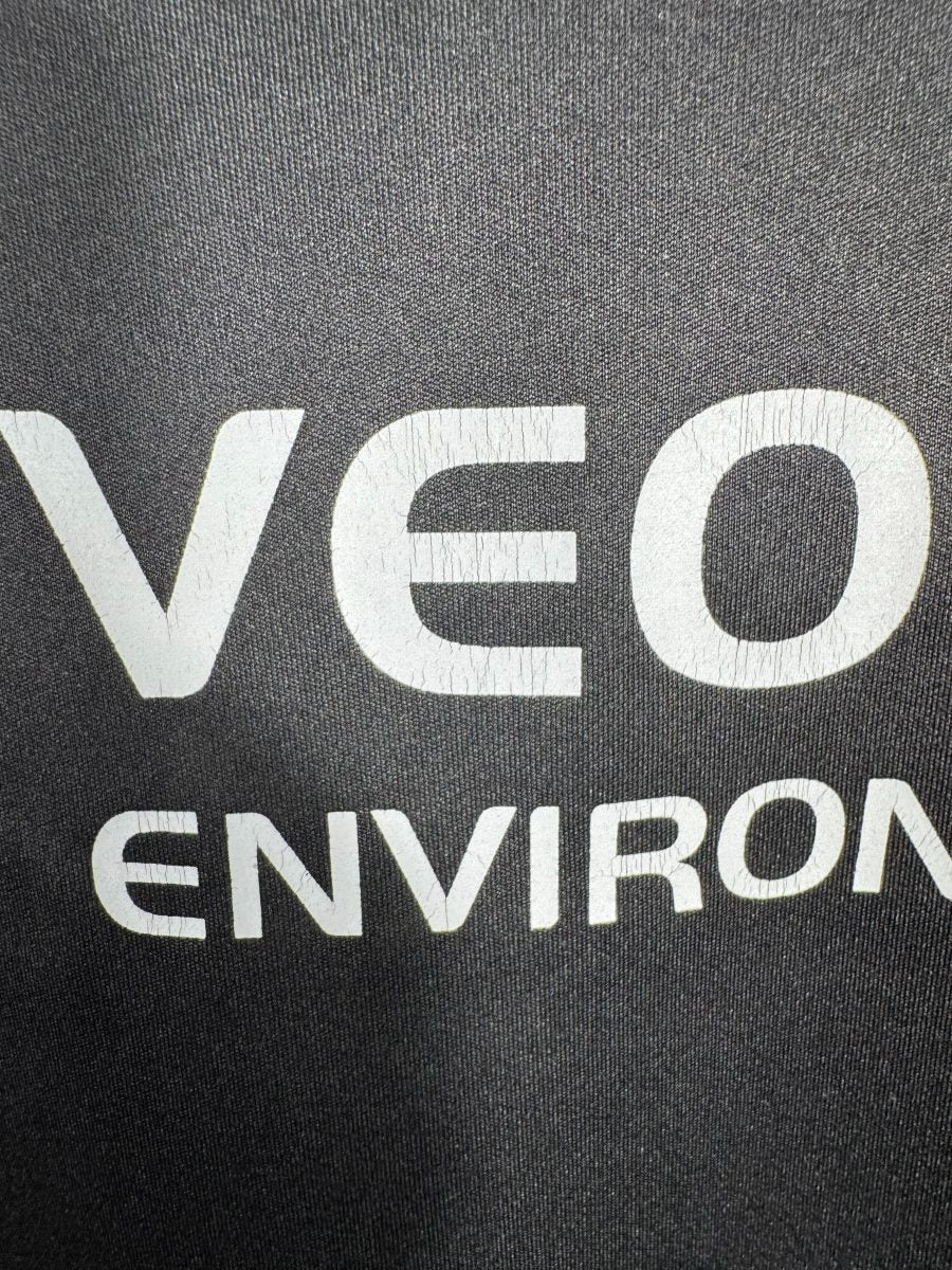 Détail des craquelures sur les lettres du sponsor Veolia du maillot OL 2012-2013