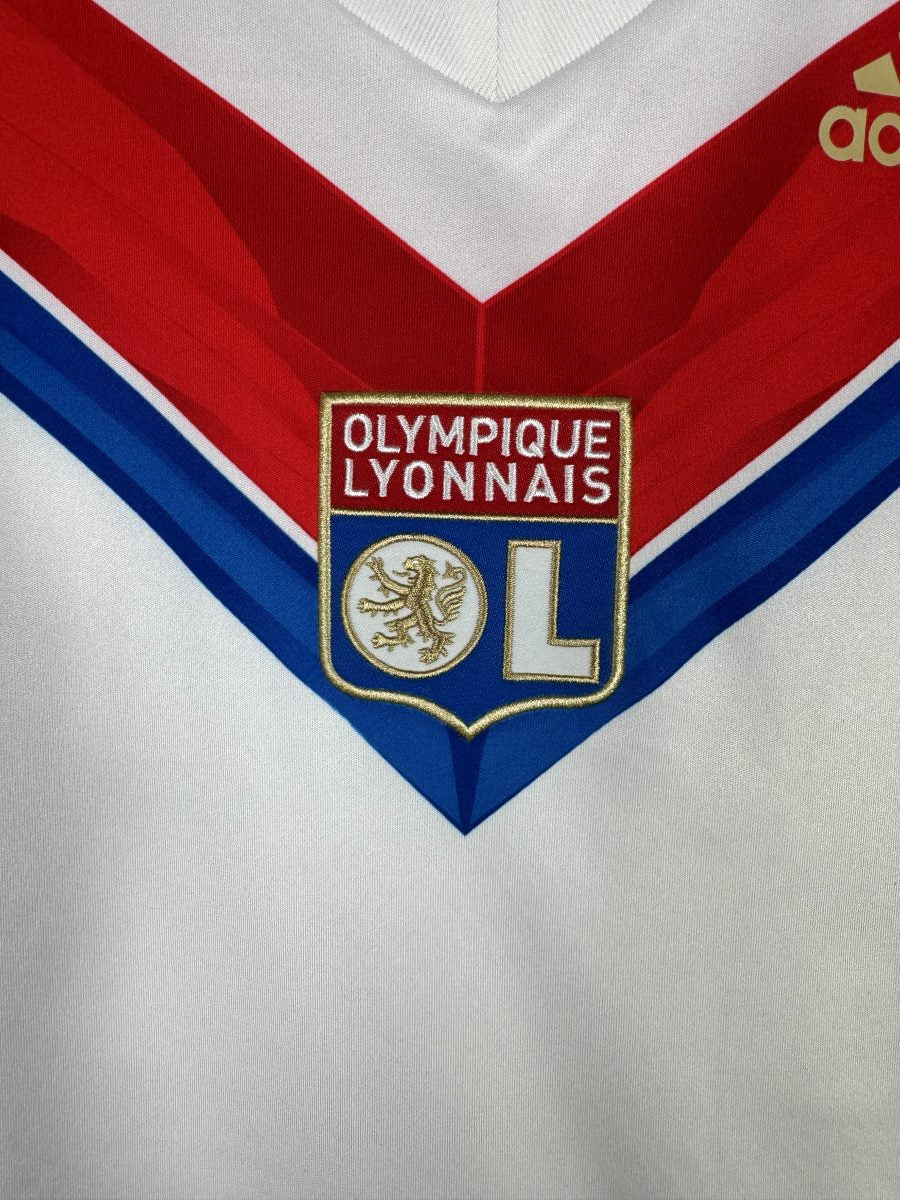 Détail écusson Olympique Lyonnais sur maillot domicile 2013-2014