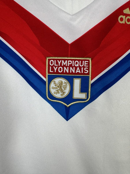 Détail écusson Olympique Lyonnais sur maillot domicile 2013-2014
