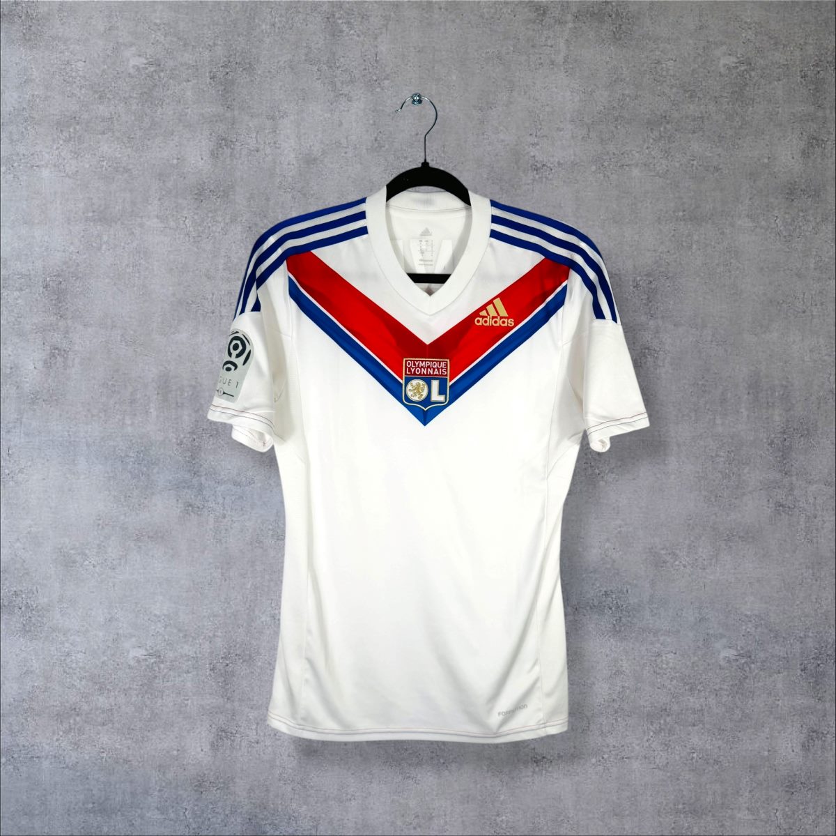 Maillot OL 2013-2014 domicile, face avec logo Adidas et écusson Olympique Lyonnais