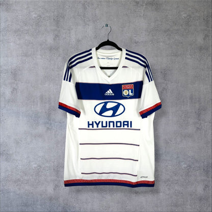 Face du maillot Olympique Lyonnais 2015-2016 domicile adidas blanc à bande bleue avec sponsor Hyundai et écusson de l'OL