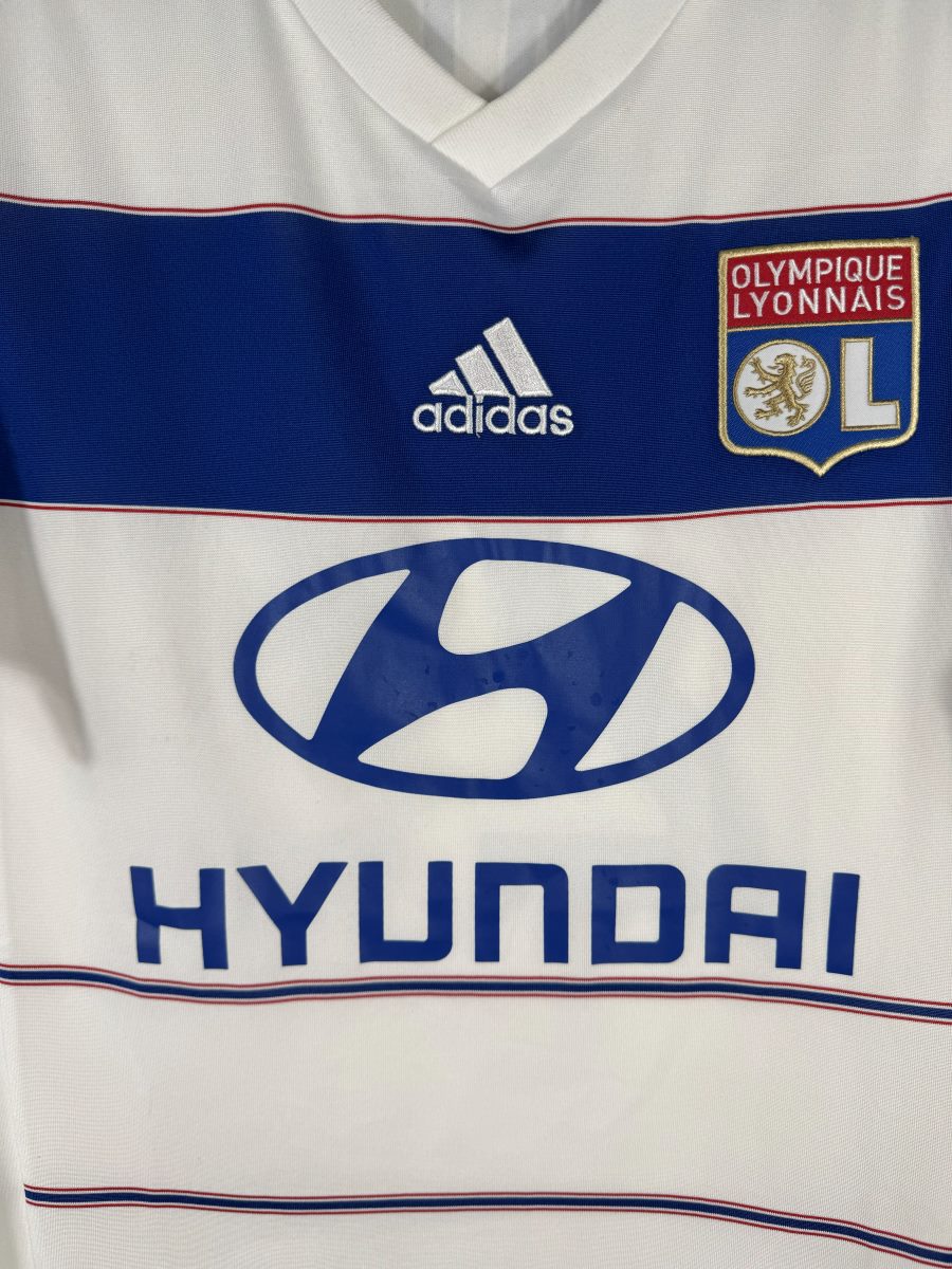 Détail de l'écusson brodé de l'Olympique Lyonnais au lion et du sponsor Hyundai sur le maillot domicile 2015-2016