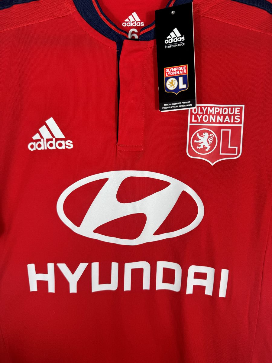 Détail de l'écusson au lion de l'Olympique Lyonnais, du logo adidas et du sponsor Hyundai