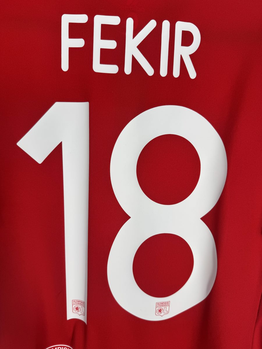 Détail du flocage Fekir N°18 avec écussons OL intégrés aux chiffres, maillot OL 2015-2016