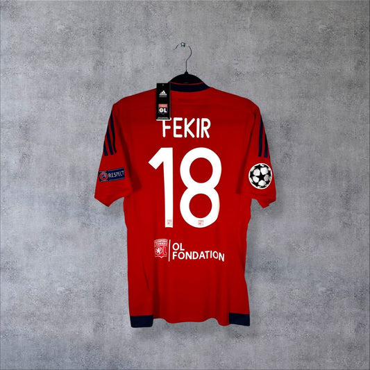 Dos du maillot OL 2015-2016 extérieur avec flocage Fekir N°18, patch Ligue des Champions, RESPECT et sponsor OL Fondation