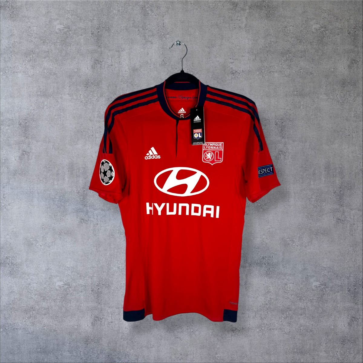 Face du maillot OL 2015-2016 extérieur rouge adidas avec sponsor Hyundai et étiquettes d'origine attachées