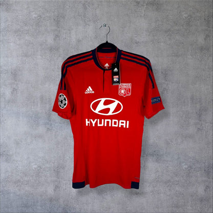Face du maillot OL 2015-2016 extérieur rouge adidas avec sponsor Hyundai et étiquettes d'origine attachées