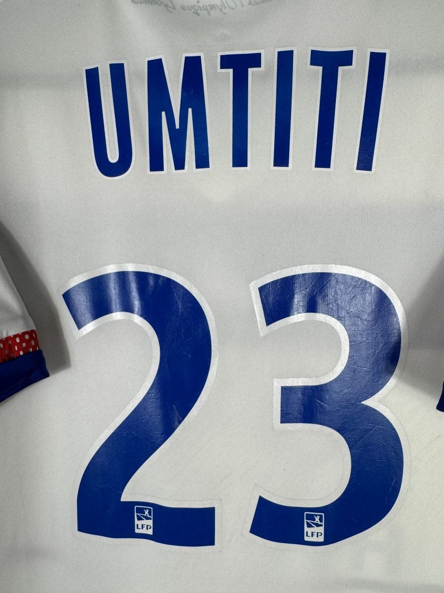 Gros plan du flocage UMTITI N°23 du maillot OL 2015-2016 avec les cartouches LFP et la micro-usure de surface du vinyle