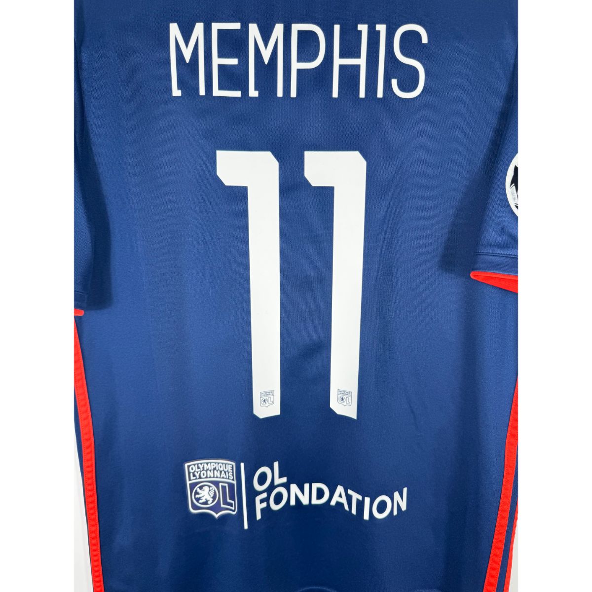 Détail de la typographie du flocage sur le numéro 11 de Memphis Depay