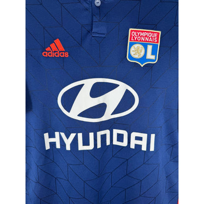 Détail de l'écusson de l'OL et du logo Adidas