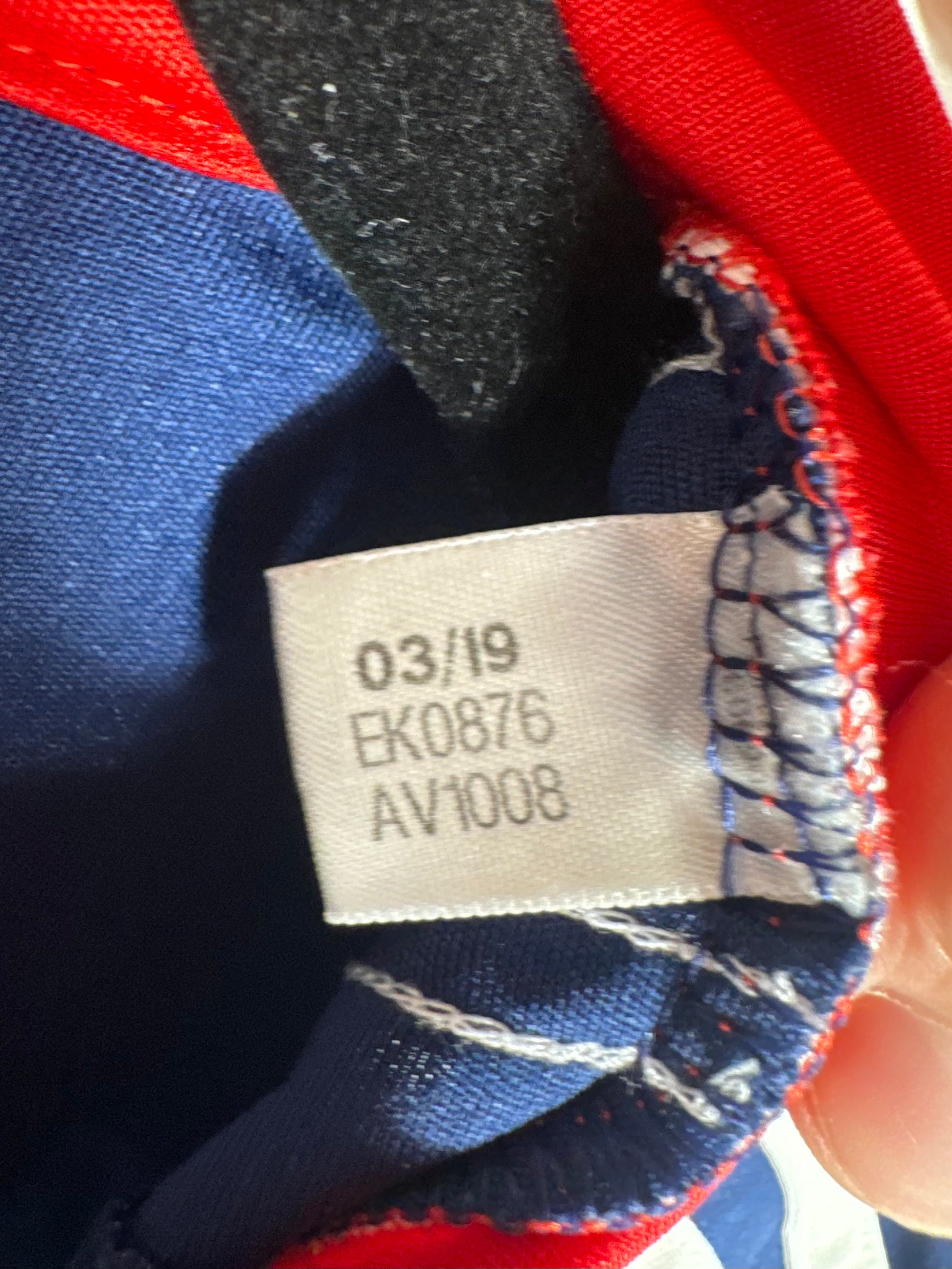 Étiquette d'authenticité avec code Adidas EK0876 prouvant l'originalité du maillot