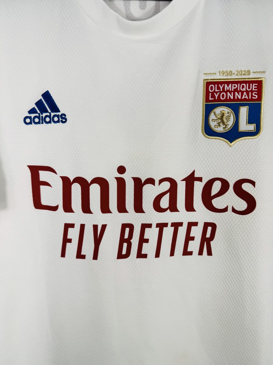 Détail écusson OL 70 ans et logo Adidas maillot domicile 2020-2021
