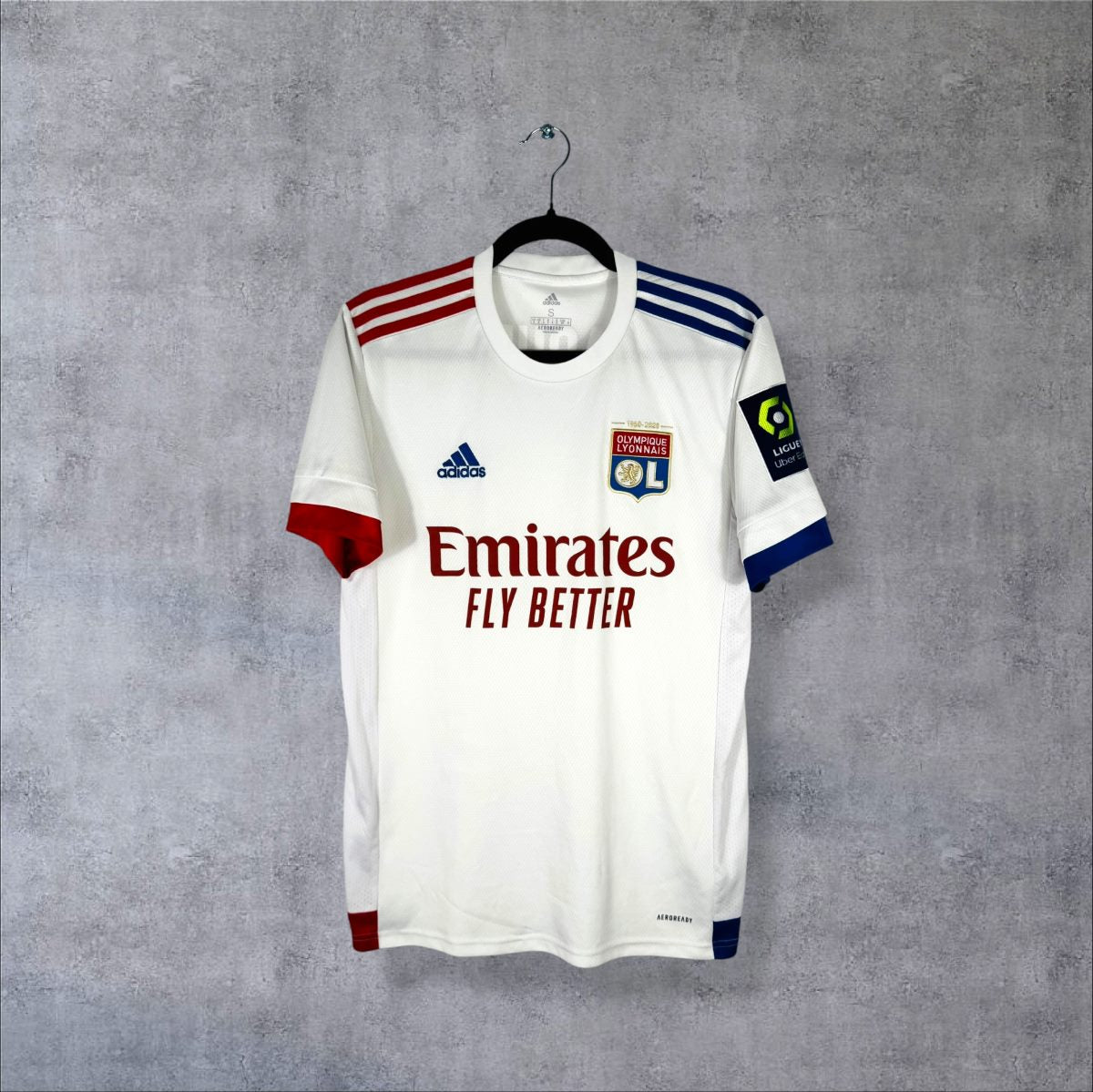 Face du maillot OL 2020-2021 domicile adidas, sponsor Emirates Fly Better et patch Ligue 1