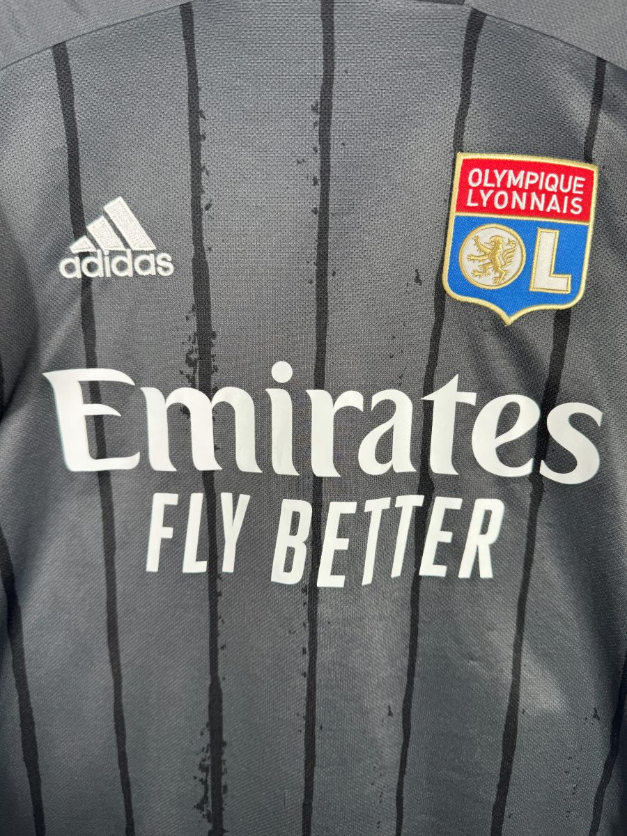 Détail écusson OL et sponsor Emirates