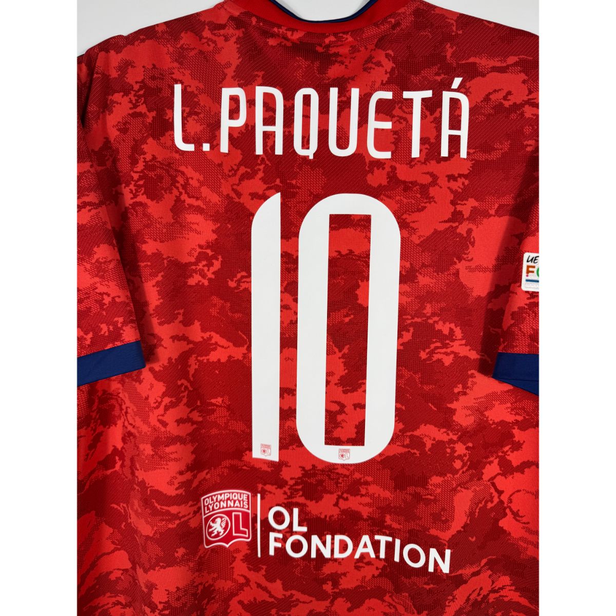Détail de la typographie du flocage sur le numéro 10 de Lucas Paquetá