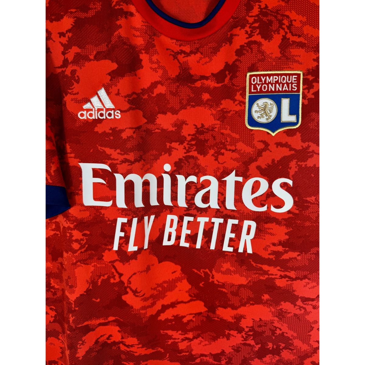 Détail de l'écusson de l'OL et du logo Adidas