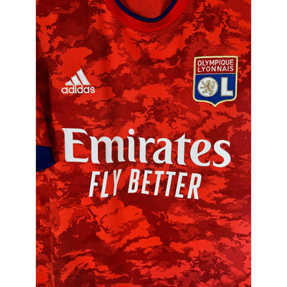 Détail de l'écusson de l'OL et du logo Adidas