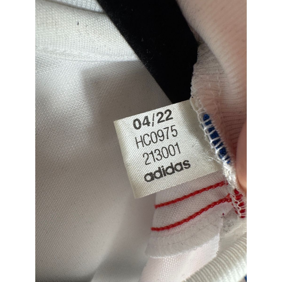 Étiquette d'authenticité avec code Adidas HC0975 prouvant l'originalité du maillot