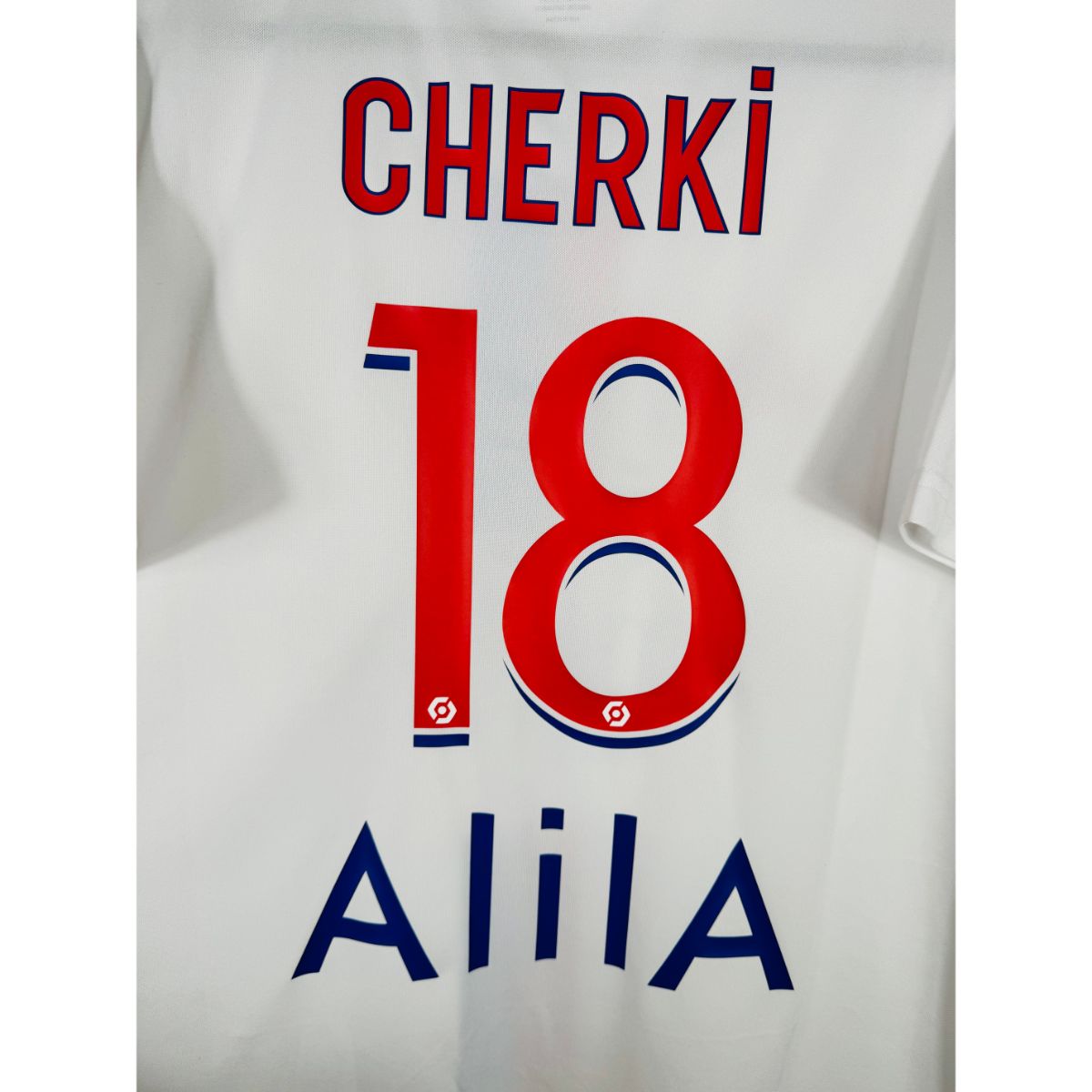 Détail de la typographie du flocage sur le numéro 18 de Rayan Cherki
