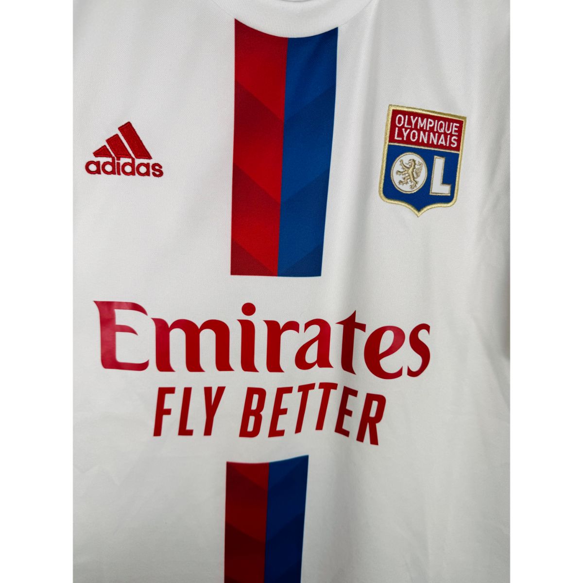 Détail de l'écusson de l'OL et du logo Adidas