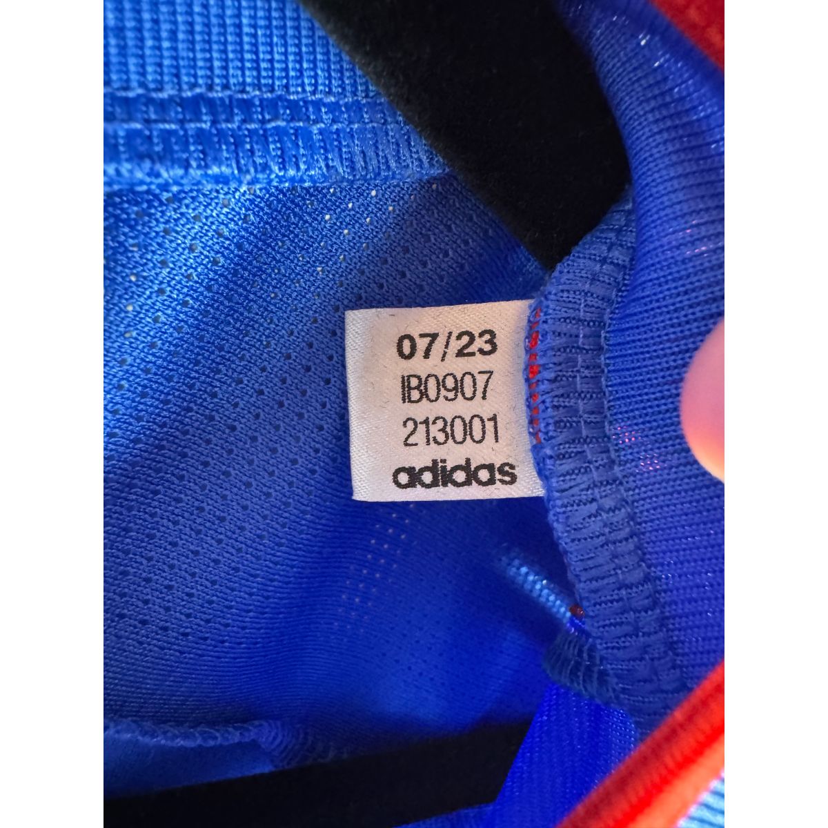 Étiquette d'authenticité avec code Adidas IB0907 prouvant l'originalité du maillot